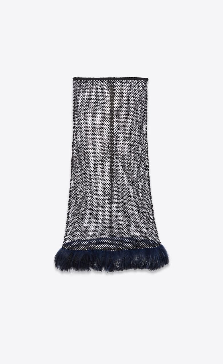 Chiếc váy gợi cảm của Saint Laurent có giá gần 130 triệu đồng. Chiếc váy gợi cảm của Saint Laurent có giá gần 130 triệu đồng.