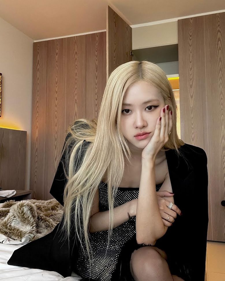 Rosé (BLACKPINK) khiến BLINK đứng ngồi không yên vì váy xuyên thấu gần 130 triệu - Ảnh 2 Rosé (BLACKPINK) khiến BLINK đứng ngồi không yên vì váy xuyên thấu gần 130 triệu - Ảnh 2