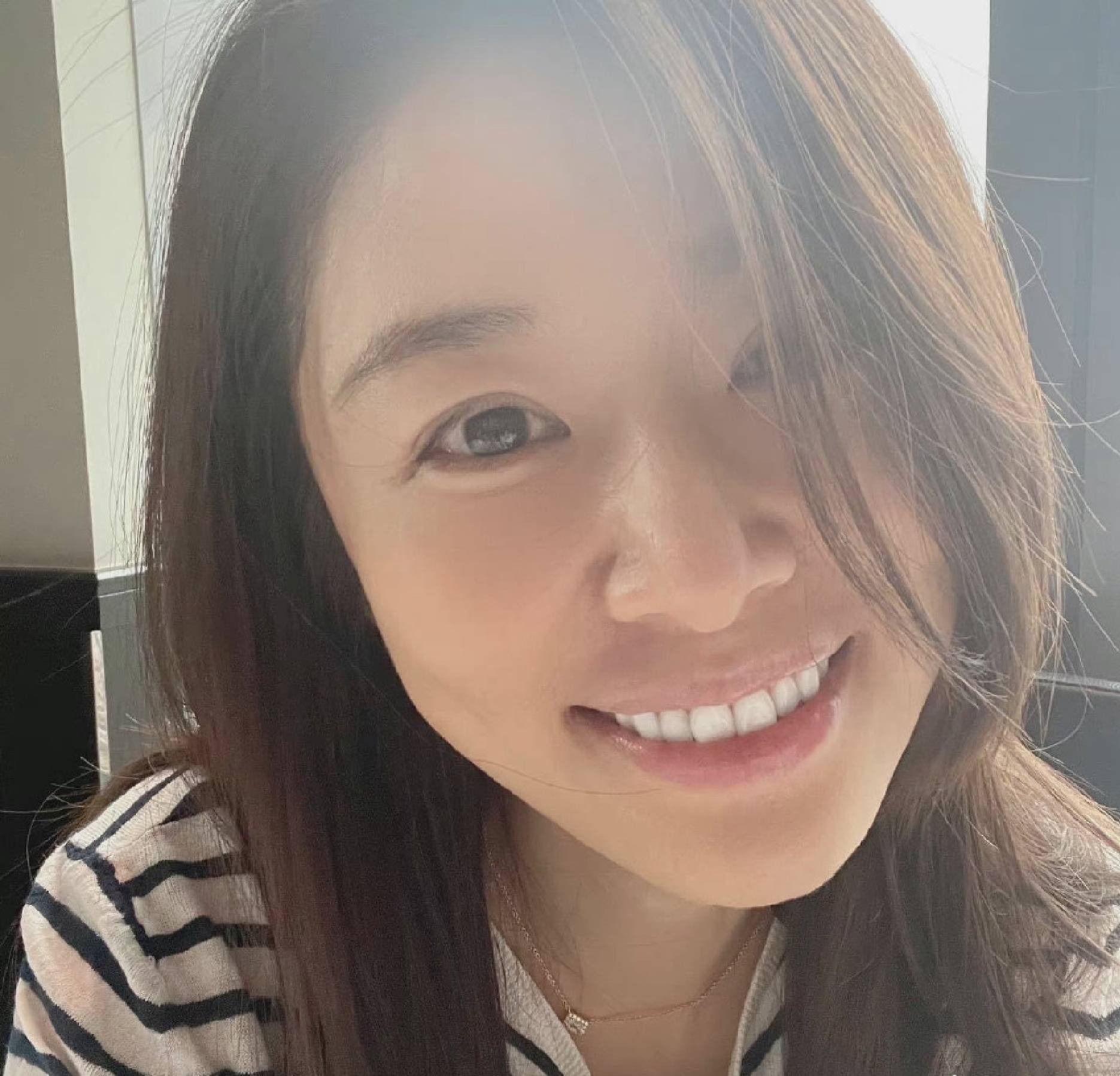 Lâm Tâm Như cười rạng rỡ trong một bức ảnh chụp cận mặt. Khi không son phấn, nàng 'Hạ Tử Vy' trông  còn trẻ hơn bình thường. Làn da được chăm sóc rất kỹ không lộ nếp nhăn, Đôi mắt mộc mạc ánh lên vẻ hạnh phúc.