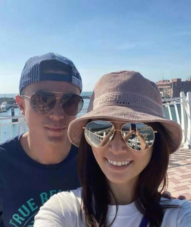 Bức ảnh tự sướng của cặp đôi. Dạo gần đây, Lâm Tâm Như và Hoắc Kiến Hoa đã xuất hiện bên nhau nhiều hơn. Trước đó, do ở ẩn quá lâu mà họ nhiều lần vướng tin đồn ly hôn.