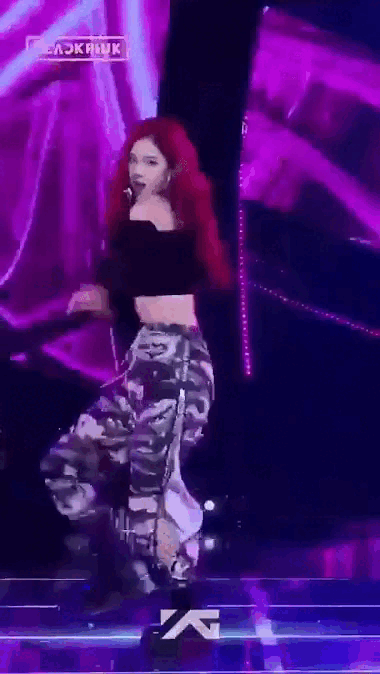 Các nhân viên của BLACKPINK chắc chắn phải làm tốt hơn nữa việc chuẩn bị quần áo và phụ kiện cho các thành viên. Trong một lần trình diễn Ddu-Du-Ddu-Du khác, vòng cổ của Rosé đã bị gãy móc. Chỉ sau vài giây, Rosé đã kéo nó khỏi cổ và ném ra phía sau.