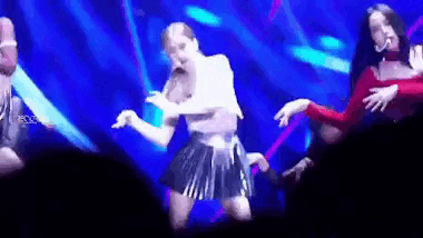 Mọi thứ không suôn sẻ với Rosé trong buổi trình diễn Ddu-Du-Ddu-Du. Phụ kiện trên đầu, micro của cô đều bị bung ra. Nhưng với phong cách chuyên nghiệp, Rosé vẫn có màn trình diễn đáng kinh ngạc.