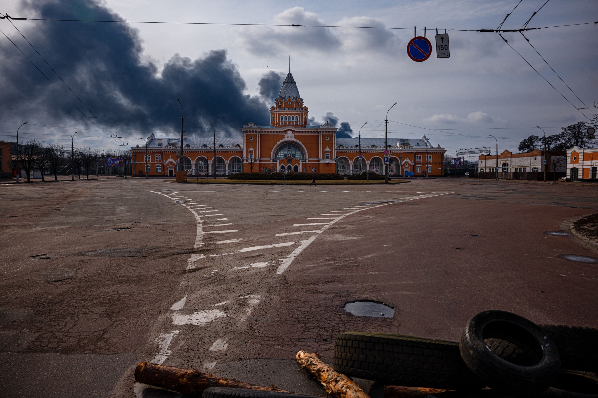 Khói bốc lên sau nhà ga Chernihiv sau các cuộc giao tranh giữa quân đội Nga và Ukraine. Ảnh: Getty 