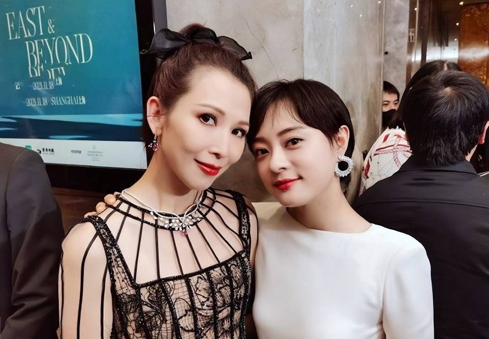 Ở ngoài đời, Tôn Lệ và Thái Thiếu Phân rất thân với nhau. Ở ngoài đời, Tôn Lệ và Thái Thiếu Phân rất thân với nhau.