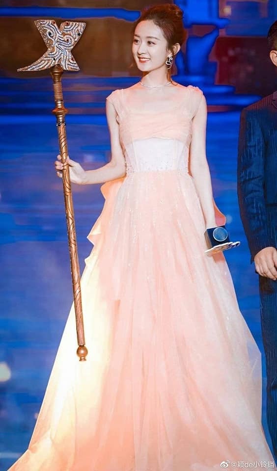 Triệu Lệ Dĩnh lên đồ xinh như nàng công chúa nhưng người ta chỉ chú ý đến chiếc cúp giống cây gậy phép thuật trên tay cô. Người thì nói đây là truyền nhân của Nữ Hoàng Ai Cập, người thì nghĩ ngay tới câu thần chú 'phép thuật winx, enchantix biến hình'.