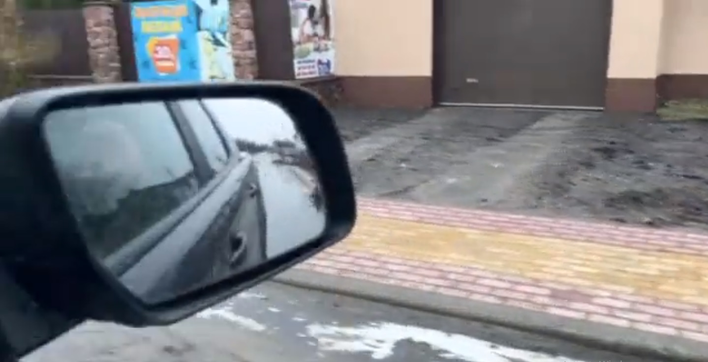 Sau đó là hình ảnh người đứng dậy ở giây thứ 47, nhìn qua gương chiếu hậu.