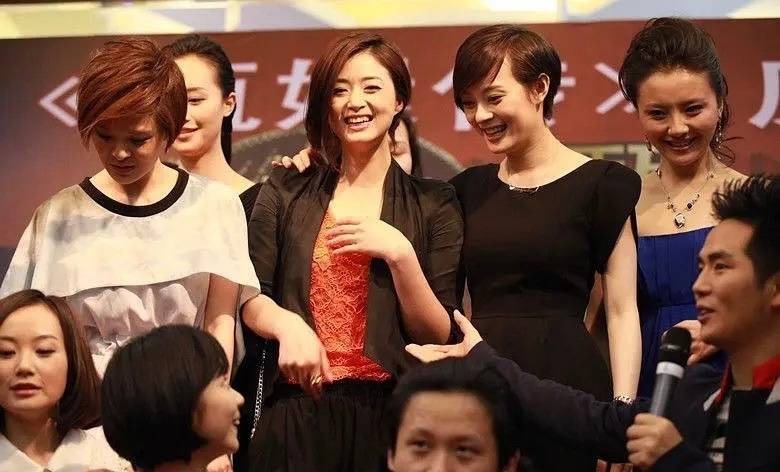 Đây là bức ảnh tiệc mừng công của Chân Hoàn Truyện được chụp từ 10 năm trước. Ở trong phim, 'Hoa Phi' Tưởng Hân và 'Chân Hoàn' Tôn Lệ có mối thâm thù đại hận không thể hóa giải nhưng ở bên ngoài thì ngược lại.