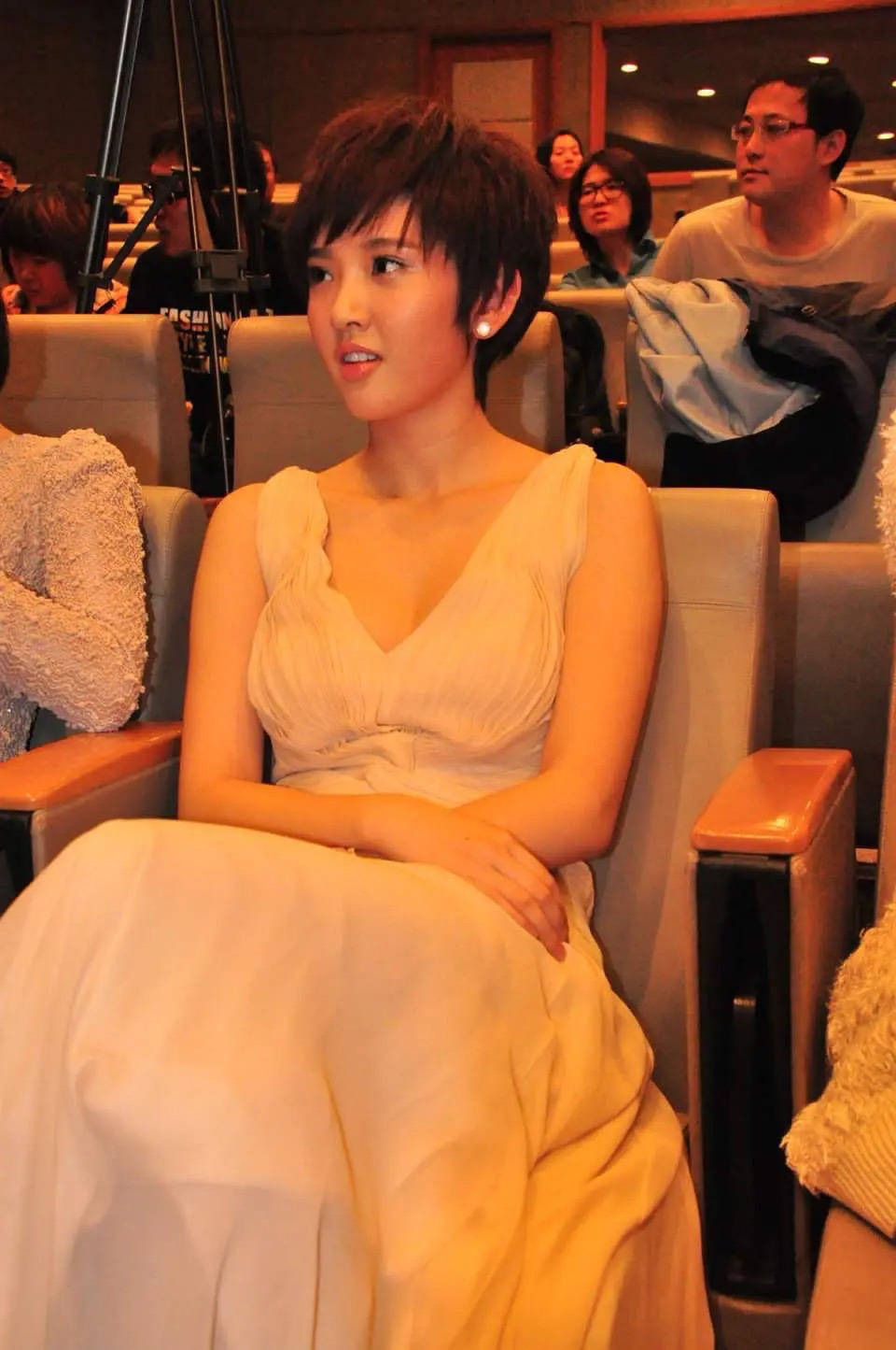 Trong phim, nhân vật Kỳ Quý Nhân của Đường Nghệ Hân là một kẻ hách dịch, mưu mô nhưng lại kém thông minh. Còn bên ngoài, cô nàng xinh đẹp và đáng yêu.