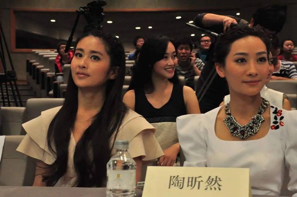 Trong phim, khi mới gặp mặt mà 'Hạ Đông Xuân' Dĩnh Nhi đã phách lối, xem thường và bắt nạt 'An Lăng Dung' Đào Hân Nhiên. Tuy nhiên ở ngoài đời thì 2 chị ngồi ngay cạnh nhau. Phía sau chính là 'Hoán Bích' Lam Doanh Oánh.