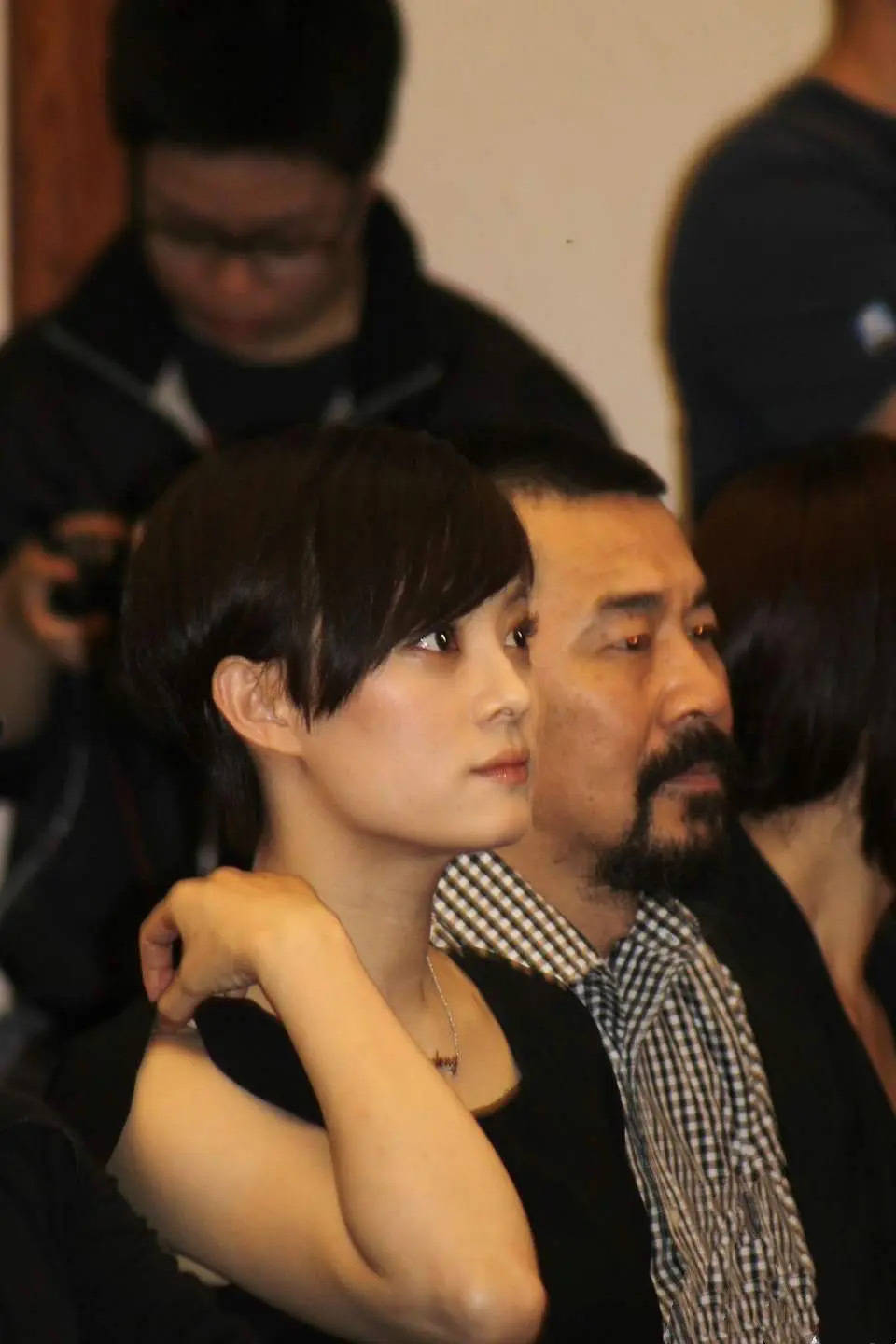 Tôn Lệ bên cạnh 'Ung Chính' Trần Kiến Bân. Góc nghiêng này giúp nữ diễn viên khoe trọn góc mặt xinh đẹp, thanh tú.