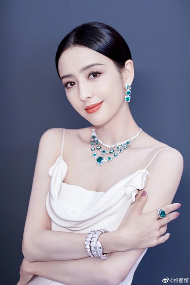 Đồng Lệ Á cũng là hoa khôi xuất thân từ Học viện Hí kịch Trung ương. Đôi lông mày đẹp như chạm trổ, gương mặt có vẻ đẹp trong sáng, Đồng Lệ Á được mệnh danh mỹ nhân không góc chết. Những phim nổi bật của cô có thể kể đến: Mẹ Chồng Vui Vẻ - Nàng Dâu Xinh Đẹp, Yên Vũ Tà Dương, Quái Hiệp Nhất Chi Mai, Câu Chuyện Tình Yêu Bắc Kinh...