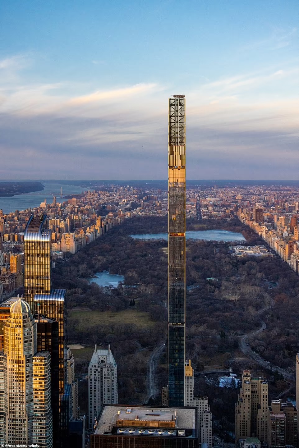 Cận cảnh tòa nhà chọc trời 'gầy nhất' thế giới nằm giữa đường chân trời New York 1