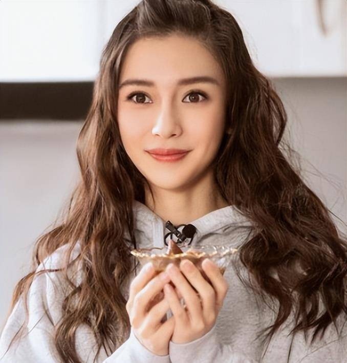 Angela Baby là mỹ nhân mang 2 dòng máu Đức và Trung Quốc. Cô có vẻ đẹp ngọt ngào, quyến rũ và rất thu hút với đôi mắt to. Tuy nhiên, khi nhìn bức ảnh không bộ lọc này có thể thấy chính vẻ đẹp lai khiến Angela Baby già trước tuổi.