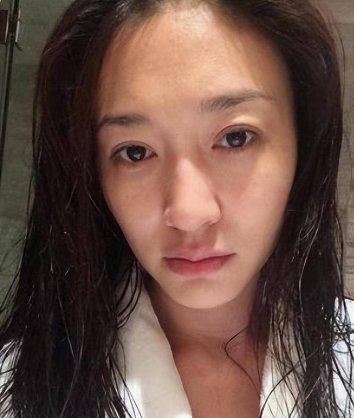 Khi 10 nữ thần Cbiz rũ bỏ bộ lọc: Lệ Dĩnh mụn chi chít vẫn xinh, Dương Mịch mặt nhàu - Ảnh 4