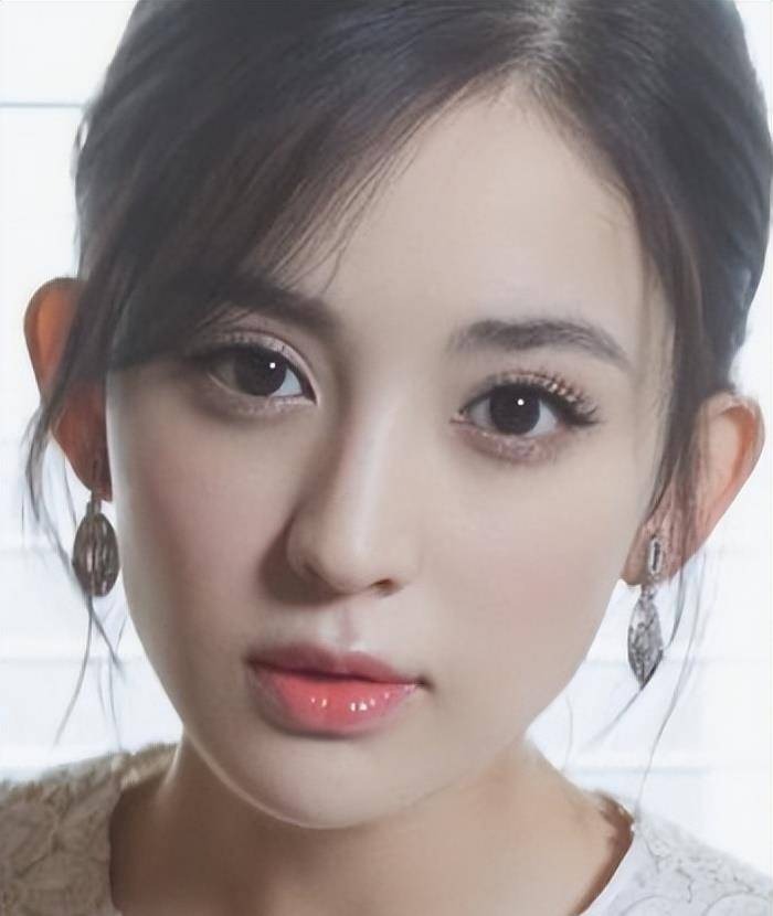 Cổ Lực Na Trát là mỹ nhân nổi tiếng đến từ Tân Cương. Với đường nét khuôn mặt thanh tú, khí chất, Cổ Lực Na Trát thực sự rất xinh đẹp dù không cần đến các app chỉnh ảnh.