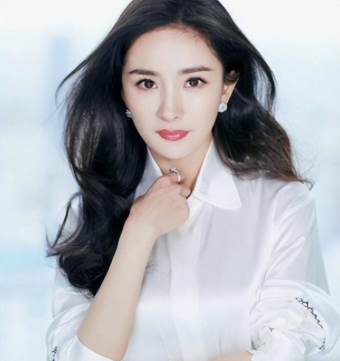 Dương Mịch được biết đến với danh xưng 'nữ hoàng rating'. Tên tuổi của cô không chỉ vang danh ở đại lục mà còn nổi tiếng ở nhiều quốc gia khác. Khi không có bộ lọc, những khuyết điểm trên mặt như vết rạn, vết chân chim đều lộ rõ. Các đường nét trên mặt Dương Mịch lúc này như cộng thêm cho cô cả chục tuổi.