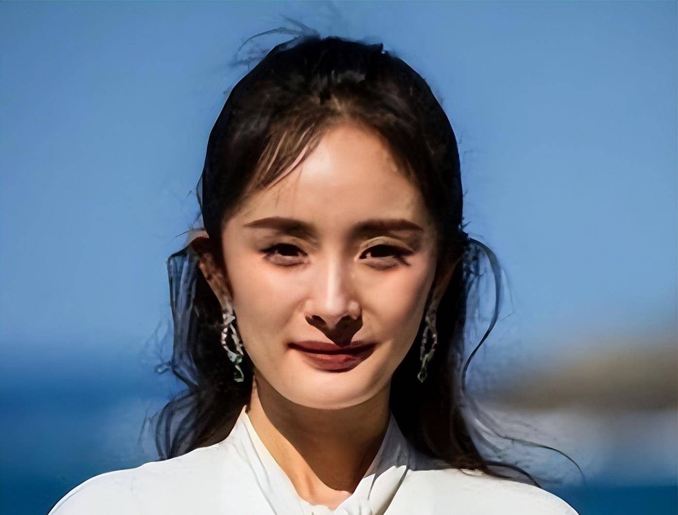 Khi 10 nữ thần Cbiz rũ bỏ bộ lọc: Lệ Dĩnh mụn chi chít vẫn xinh, Dương Mịch mặt nhàu - Ảnh 2