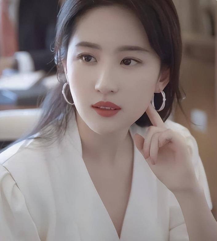 Lưu Diệc Phi được mệnh danh 'thần tiên tỷ tỷ' kể từ khi ra mắt. Không chỉ sở hữu gương mặt xinh đẹp, Lưu Diệc Phi còn có khí chất đặc biệt mà không phải mỹ nhân nào cũng có. Ngay cả khi không có bộ lọc, các bức ảnh của Lưu Diệc Phi vẫn rất xinh đẹp, thanh nhã như em gái nhà bên.