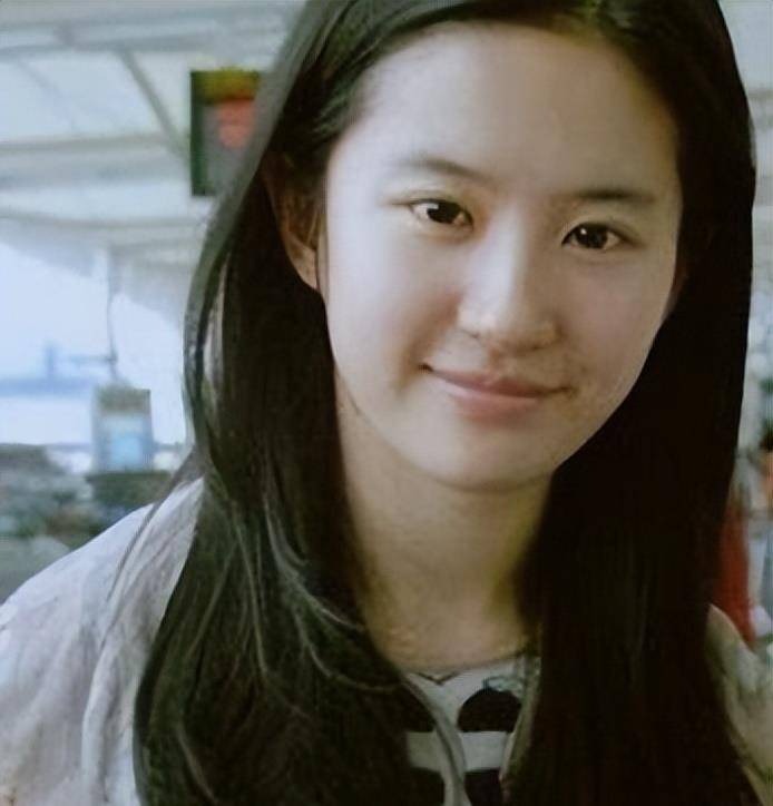 Khi 10 nữ thần Cbiz rũ bỏ bộ lọc: Lệ Dĩnh mụn chi chít vẫn xinh, Dương Mịch mặt nhàu - Ảnh 1