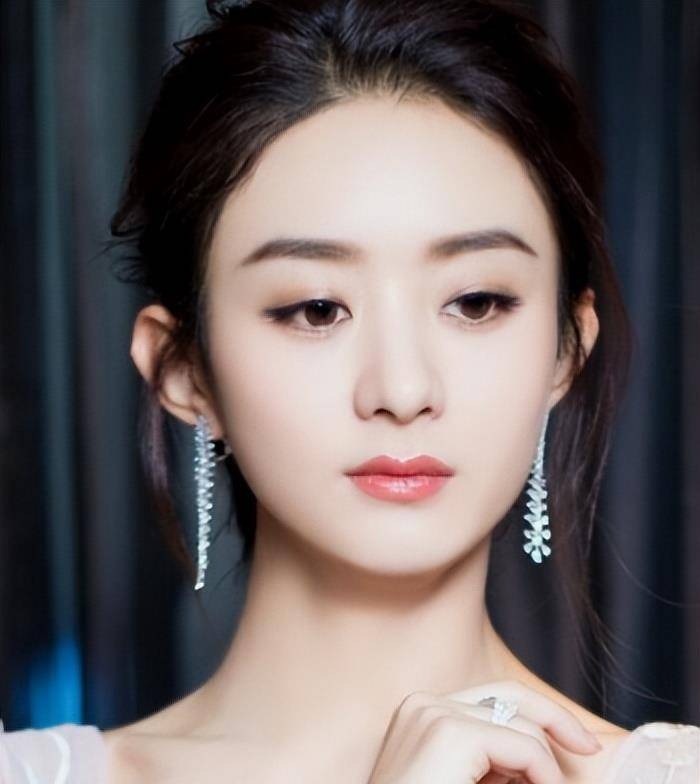 Triệu Lệ Dĩnh được đông đảo khán giả khen ngợi về kỹ năng diễn xuất. Là một cô gái ngọt ngào, Triệu Lệ Dĩnh khi lên hình rất xinh đẹp. Tuy nhiên, trong bức ảnh chụp không bộ lọc, một số khuyết điểm nhỏ như mụn bị lộ rõ. Dù vậy, chúng ta vẫn phải khẳng định Triệu Lệ Dĩnh có mụn vẫn xinh.