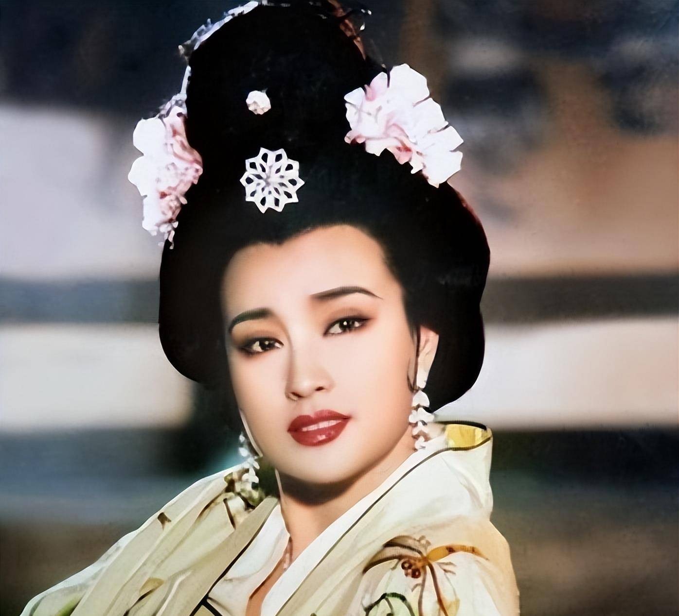 Những hình ảnh thời trẻ của Lưu Hiểu Khánh thực sự rất đẹp. Nhưng năm tháng không buông tha ai. Bức ảnh không bộ lọc khi về già của Lưu Hiểu Khánh khiến người ta thấy được sự nghiệt ngã của thời gian.