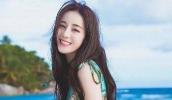 Địch Lệ Nhiệt Ba cũng là một tiểu mỹ nhân Tân Cương và ngoại hình của cô không có gì phải bàn cãi. Bức ảnh mộc mạc dưới đây dù cô nàng cười khá lớn nhưng vẫn không che được vẻ đẹp tự nhiên của mình.