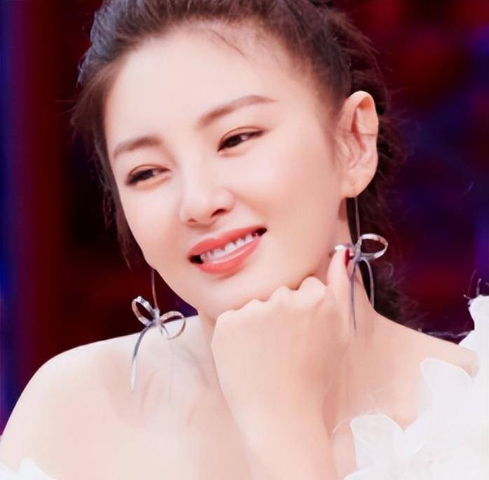 Trương Vũ Kỳ dù ngoài 40 nhưng vẫn nổi tiếng với vóc dáng gợi cảm. Tuy nhiên, bức ảnh khi loại bỏ bộ lọc này cho thấy 'chị đẹp' đã khá đứng tuổi chứ không được như những ảnh đã dùng 7749 app chỉnh sửa.