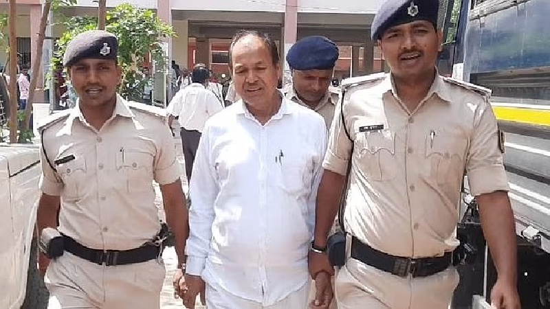 Gosai dùng đủ chiêu trò để không bị vạch mặt trò lừa đảo của mình.