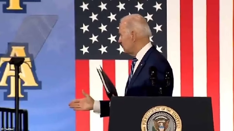 Tổng thống Joe Biden 'bắt tay với không khí' gây bão MXH Tổng thống Joe Biden 'bắt tay với không khí' gây bão MXH