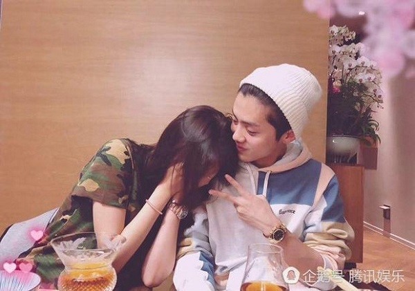 Lộc Hàm và Quan Hiểu Đồng dù không vồn vã nhưng đã gắn bó bên nhau được 5 năm. Lộc Hàm và Quan Hiểu Đồng dù không vồn vã nhưng đã gắn bó bên nhau được 5 năm.