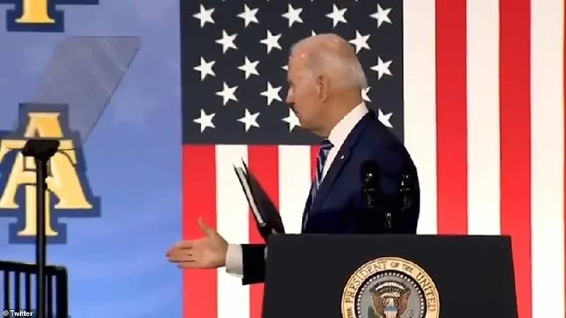 Tổng thống Joe Biden bắt tay với không khí sau khi kết thúc bài phát biểu. Tổng thống Joe Biden bắt tay với không khí sau khi kết thúc bài phát biểu.