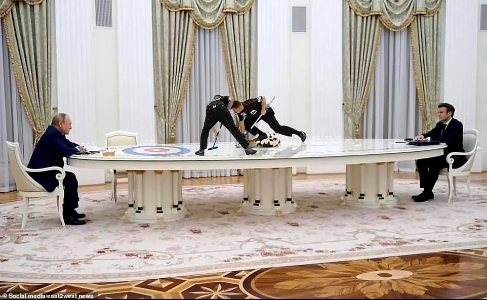 Chiếc bàn dát vàng khổng lồ ông Putin tiếp Tổng thư ký LHQ lại nổi khắp cõi mạng - Ảnh 3