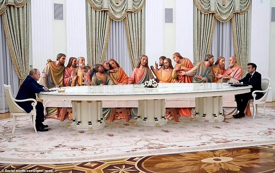 Chiếc bàn dát vàng khổng lồ ông Putin tiếp Tổng thư ký LHQ lại nổi khắp cõi mạng - Ảnh 1