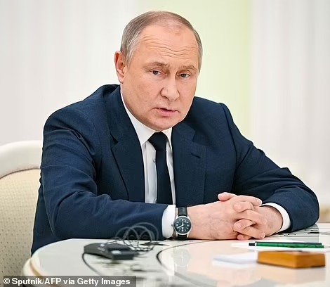 Ông Putin sử dụng chiếc bàn này cho các cuộc gặp song phương với lãnh đạo thế giới. Ảnh: Getty Ông Putin sử dụng chiếc bàn này cho các cuộc gặp song phương với lãnh đạo thế giới. Ảnh: Getty