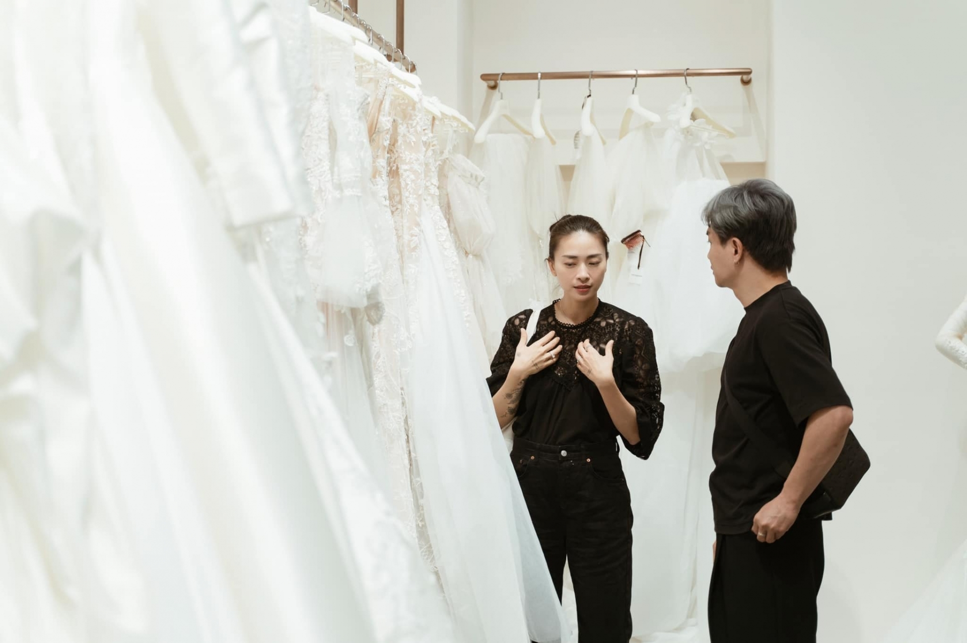 Cô dâu Ngô Thanh Vân rối bời vì cùng 'nhỏ bạn thân' Nam Trung đi chọn áo cưới 1