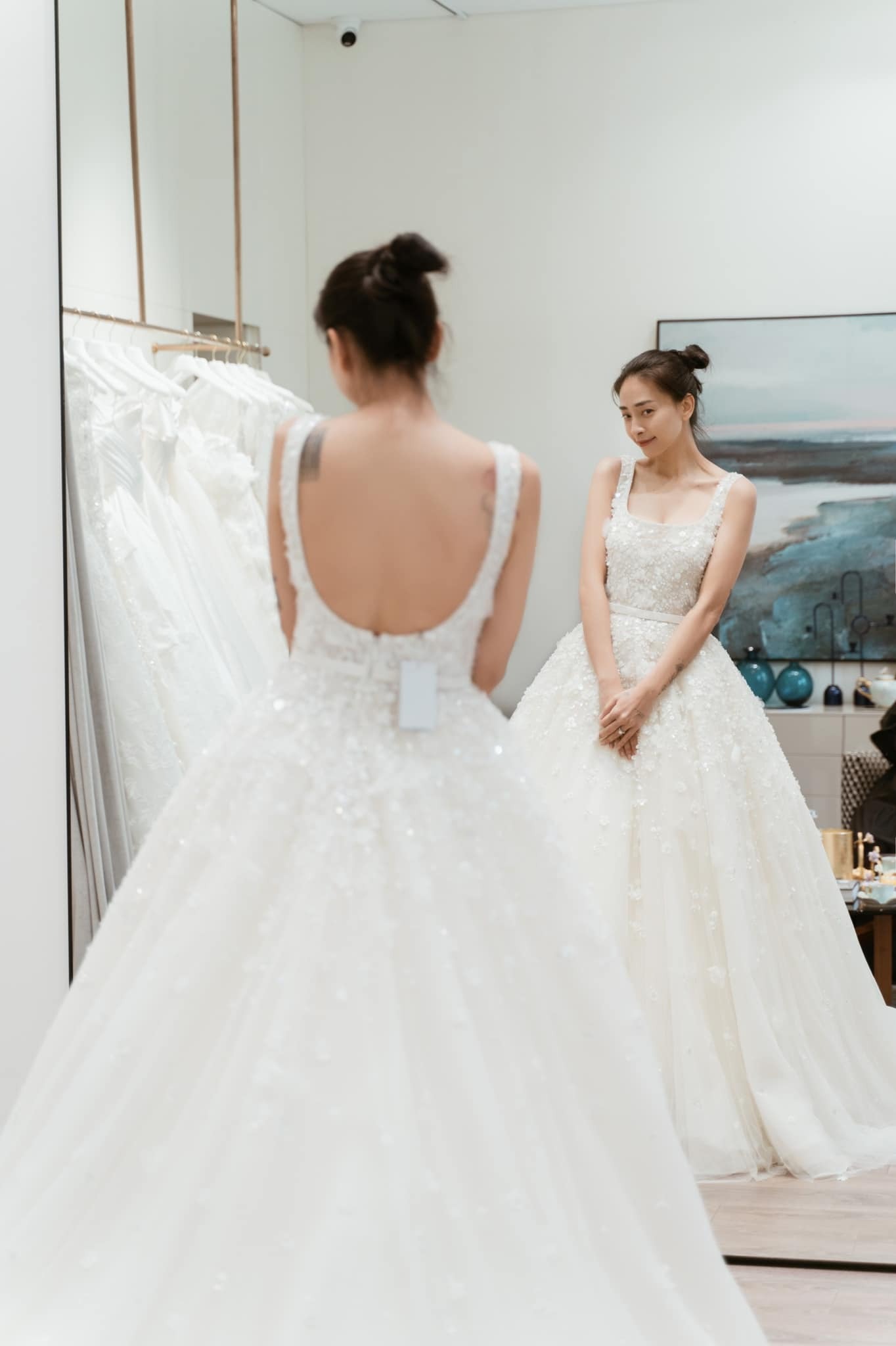 Cô dâu Ngô Thanh Vân rối bời vì cùng 'nhỏ bạn thân' Nam Trung đi chọn áo cưới 13 Cô dâu Ngô Thanh Vân rối bời vì cùng 'nhỏ bạn thân' Nam Trung đi chọn áo cưới 13