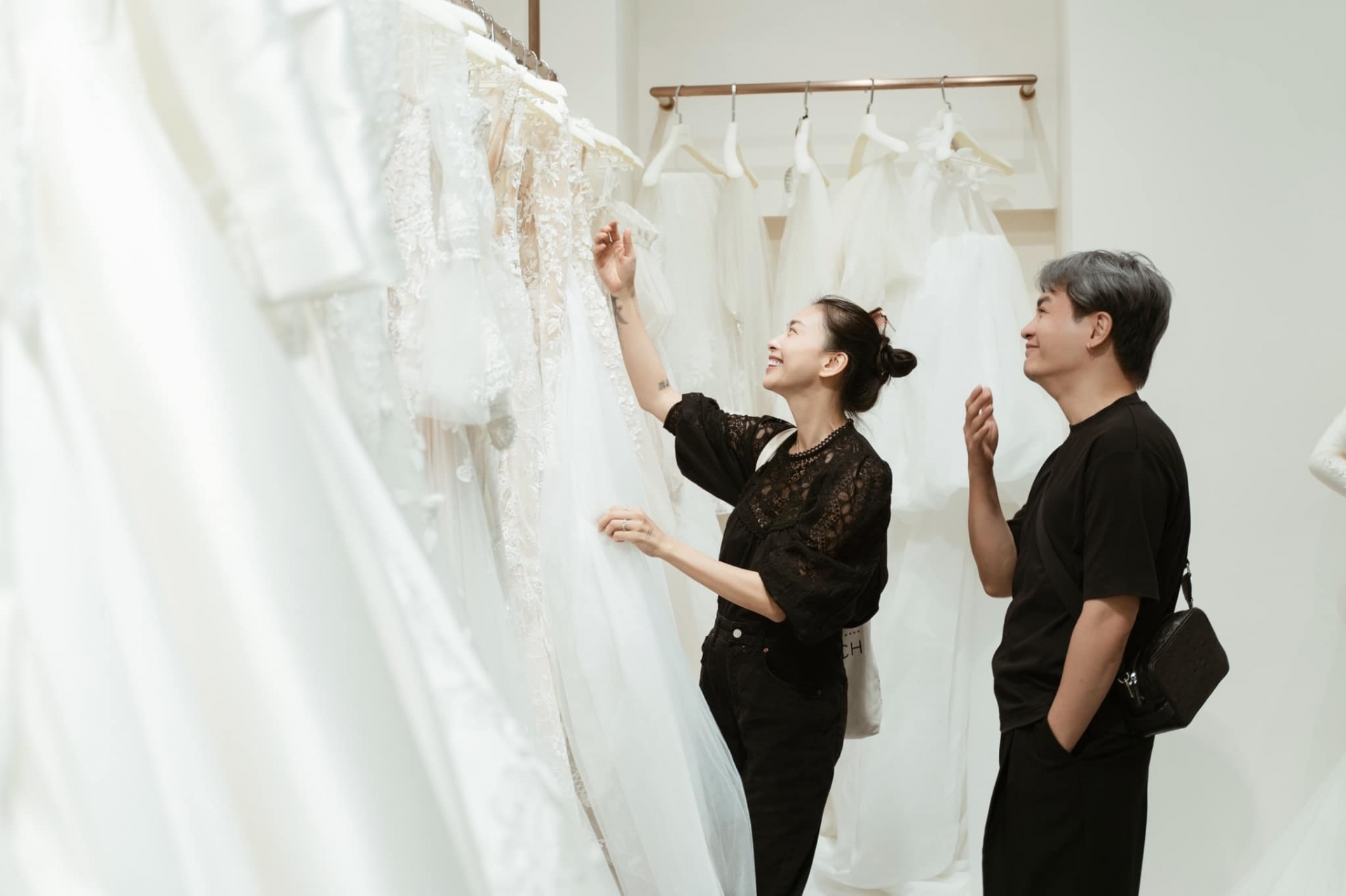 Cô dâu Ngô Thanh Vân rối bời vì cùng 'nhỏ bạn thân' Nam Trung đi chọn áo cưới 2