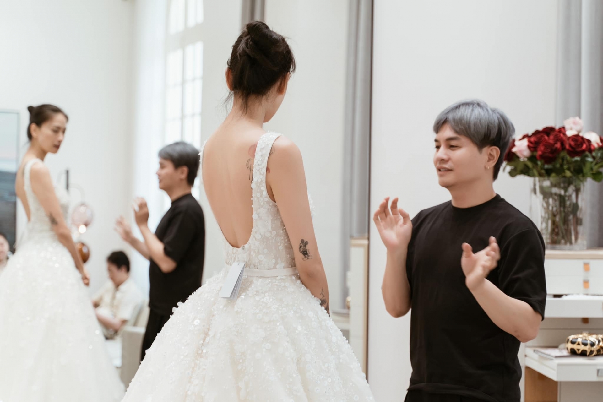 Cô dâu Ngô Thanh Vân rối bời vì cùng 'nhỏ bạn thân' Nam Trung đi chọn áo cưới 10 Cô dâu Ngô Thanh Vân rối bời vì cùng 'nhỏ bạn thân' Nam Trung đi chọn áo cưới 10