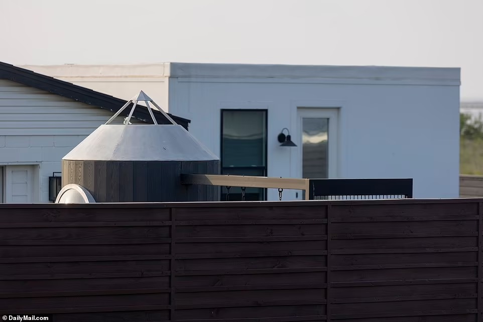 Tại đây, Musk đã xây một khu vui chơi riêng với xích đu hình tên lửa.