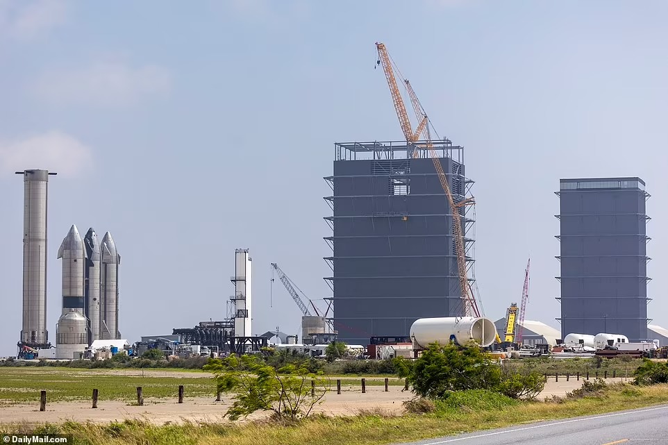 Tổng quan SpaceX Starbase ở Boca Chica, Texas, nằm cách căn nhà khiêm tốn của Musk chỉ một dãy nhà.