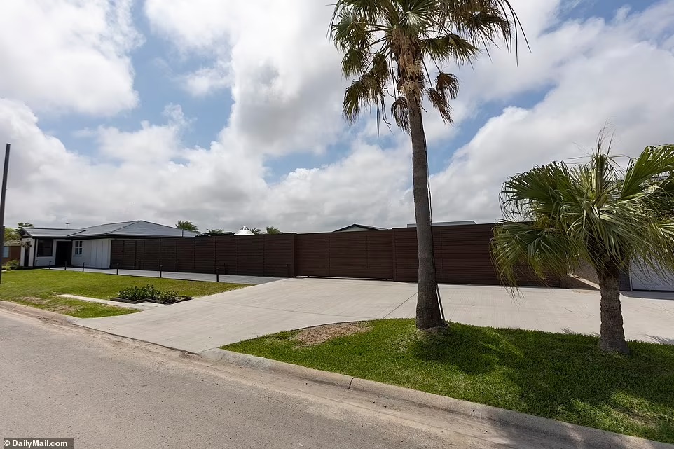 Người dân địa phương gọi khu đất rộng là 'khu phức hợp' vì vào năm 2021, một hàng rào khoảng 2,5m hùng vĩ đã được xây dựng xung quanh.