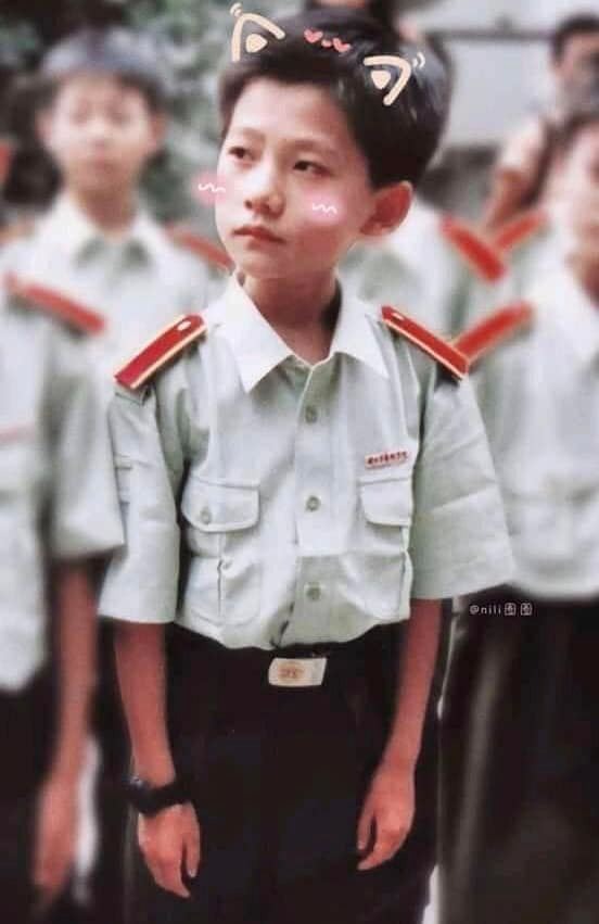 Đằng sau thanh niên nghiêm túc ấy là một biển trời đáng yêu. Đằng sau thanh niên nghiêm túc ấy là một biển trời đáng yêu.