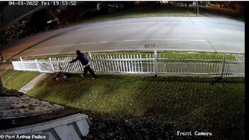 Chủ nhà xem camera phát hiện tên trộm có hành động 'nhân văn' ngay trước sân nhà 1