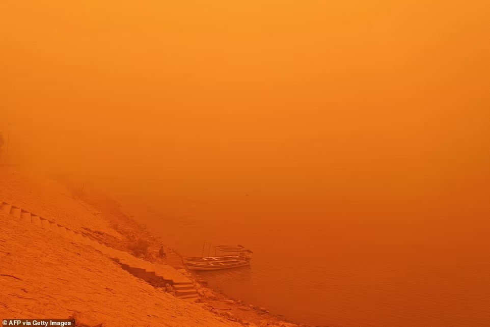 Các cơ sở y tế vẫn mở cửa để hỗ trợ những người có nguy cơ nhất. Ảnh: Getty