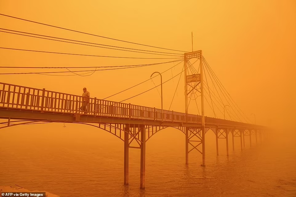 Đầu tháng này, một trận bão bụi đã khiến 1 người thiệt mạng và 5.000 người phải nhập viện. Ảnh: Getty