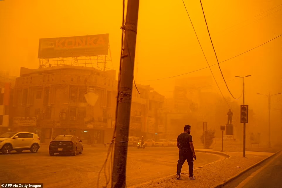 Đám mây bụi dày đặc bao phủ thủ đô Iraq. Ảnh: Getty