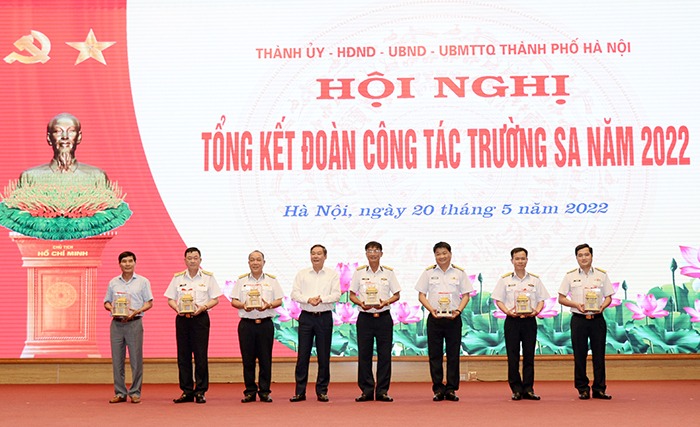 Phó Chủ tịch Thường trực UBND Thành phố Lê Hồng Sơn tặng quà các thành viên Đoàn công tác Phó Chủ tịch Thường trực UBND Thành phố Lê Hồng Sơn tặng quà các thành viên Đoàn công tác