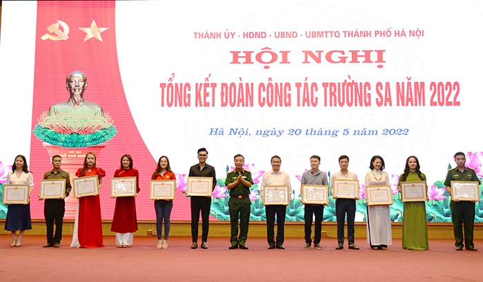 Các tập thể, cá nhân có thành tích xuất sắc được khen thưởng tại Hội nghị Các tập thể, cá nhân có thành tích xuất sắc được khen thưởng tại Hội nghị