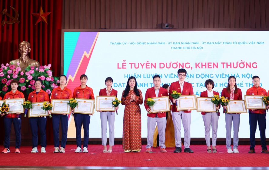Chủ tịch Ủy ban Trung ương Mặt trận Tổ quốc Việt Nam thành phố Hà Nội Nguyễn Lan Hương trao Bằng khen cho các HLV, VĐV.
