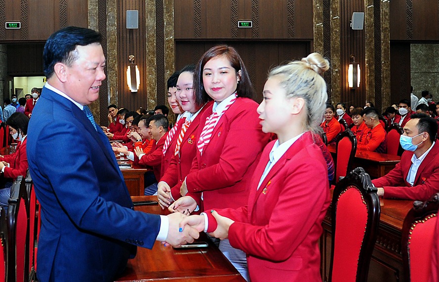 Bí thư Thành ủy Hà Nội Đinh Tiến Dũng và các VĐV tại lễ tuyên dương.